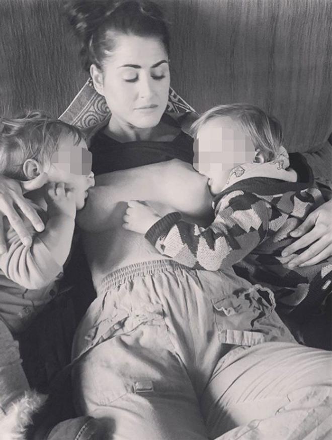 Barei dando el pecho a sus dos hijos en Instagram en blanco y negro