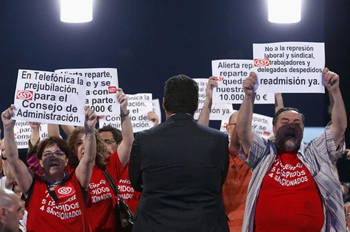 Treballadors de Telefónica es manifesten en la junta d’accionistes amb pancartes en què es llegeix, entre altres frases, ’A Telefónica, jubilació per al Consell d’Administració’.