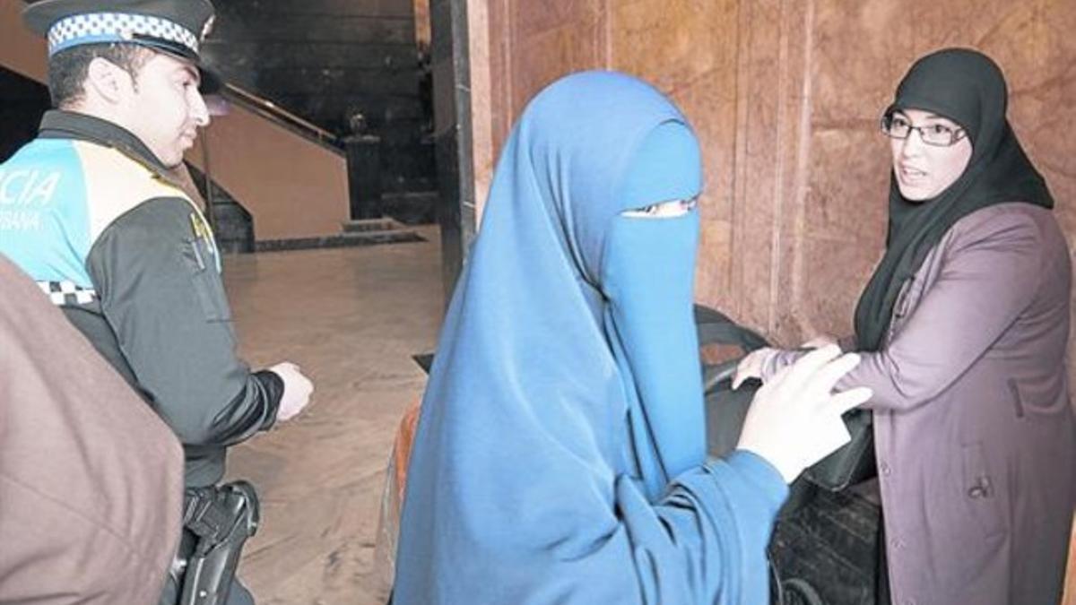 Una mujer con burka intenta sin éxito acceder al pleno del Ayuntamiento de Reus el pasado 28 de febrero.