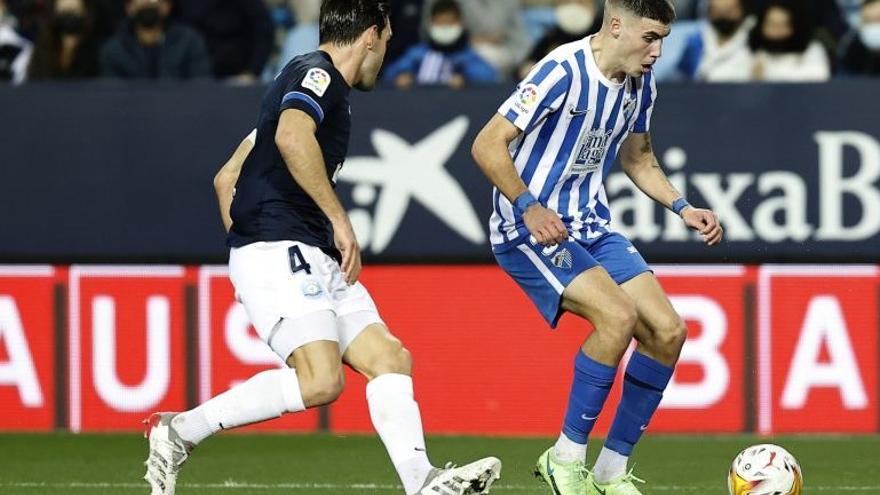 Brandon Thomas controla un balón ante un rival en el choque ante el Ibiza.