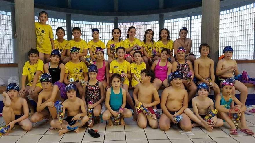 Nadadores prebenjamines y benjamines del CN Zamora.