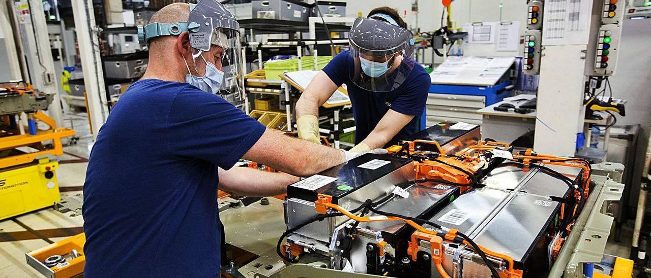 Trabajadores del taller de ensamblaje de baterías para el coche eléctrico de la planta de Stellantis.