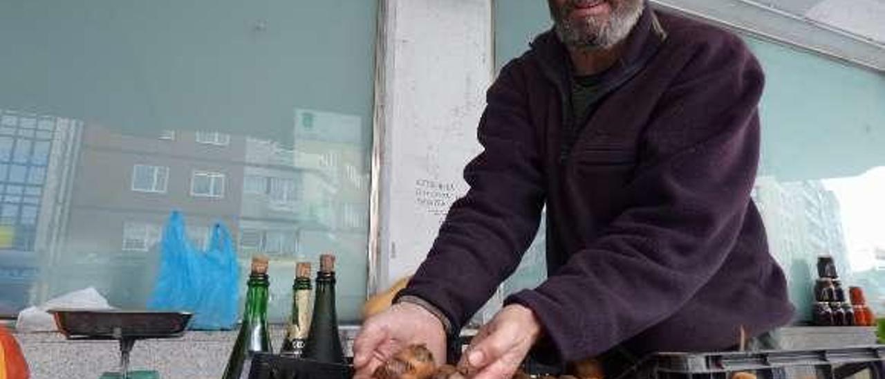 Alejandro Muñiz, ayer, con un puñado de carápanos.