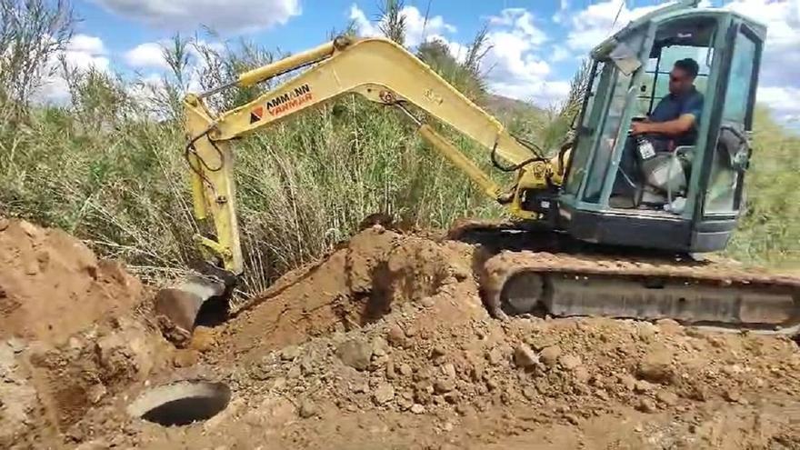 Unos 13.000 vecinos de Cártama se quedan sin agua tras romper un camión una tubería de suministro