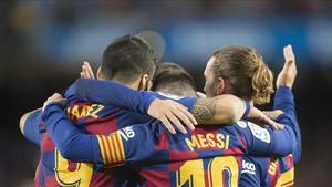 Suárez, Messi y Griezmann se abrazan tras un gol del Barça en el Camp Nou. 
