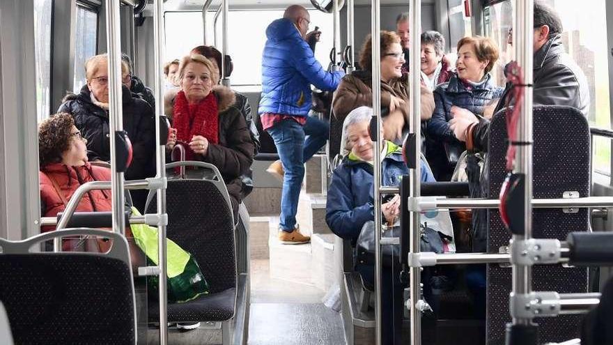 Viajeros en el interior del autobús que cubre la línea entre Meicende y Arteixo.