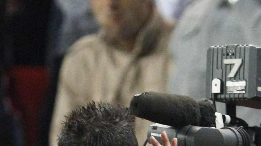 Nacho Novo besa una cámara durante su etapa en el Sporting.