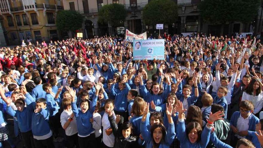 Escolares zamoranos de colegios católicos participan en una peregrinación en Zamora.