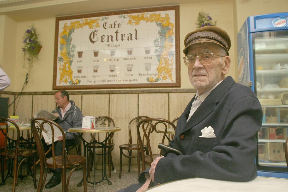 José Prado, fundador del Café Central, en 2004, con el famoso azulejo de los cafés que se piden en Málaga,