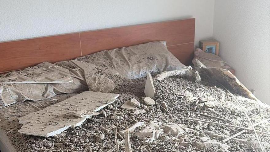 Otro techo hundido obliga a desalojar una vivienda del barrio de San Antón en Elche