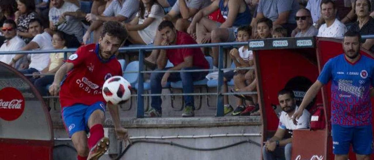 Alfredo cuelga un balón en O Couto observado por Currás. // Enzo Sarmieto