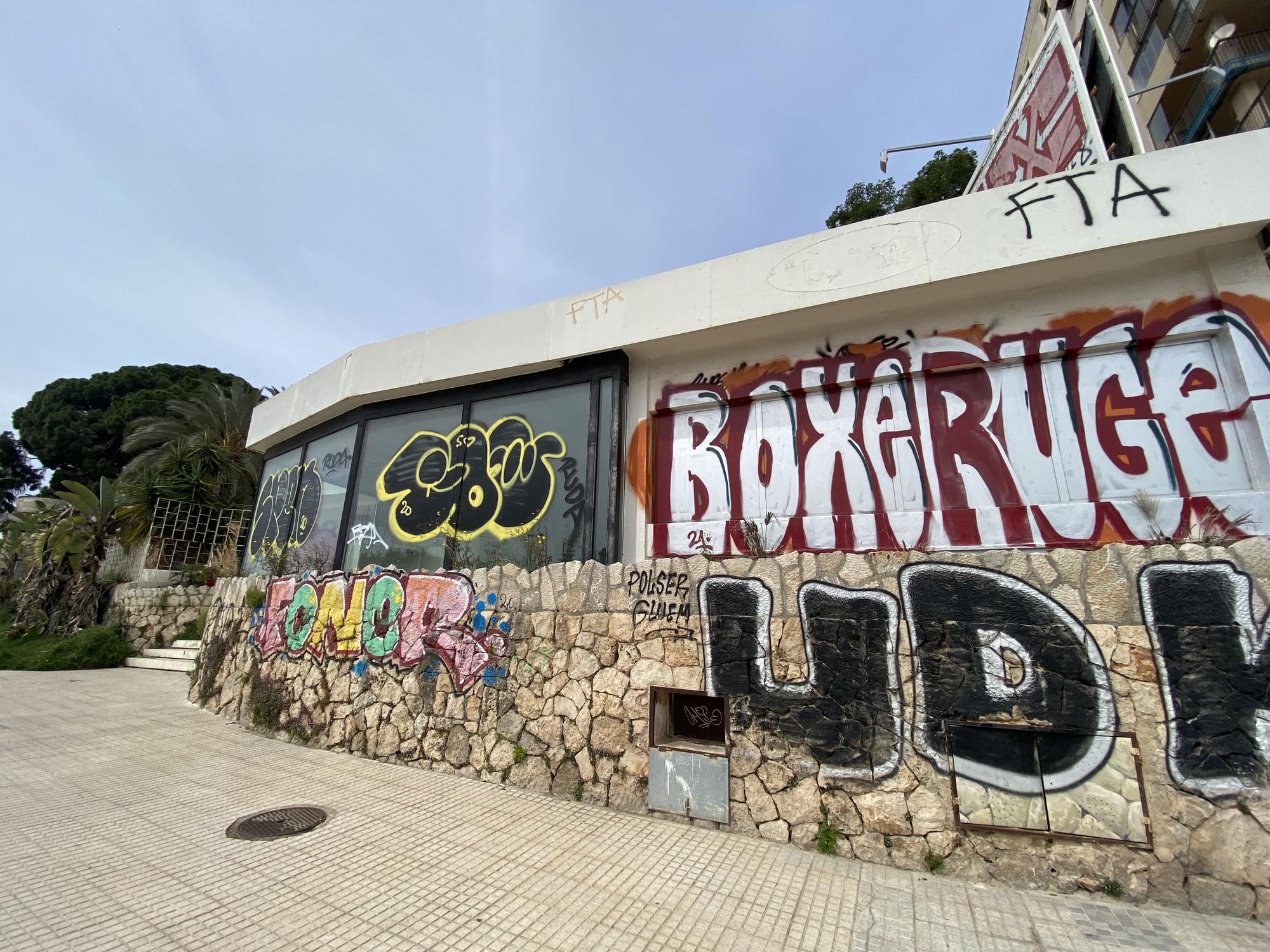 La degradación del local del Paseo Marítimo que ocuparon las discotecas Luna, Abraxas y Pachá
