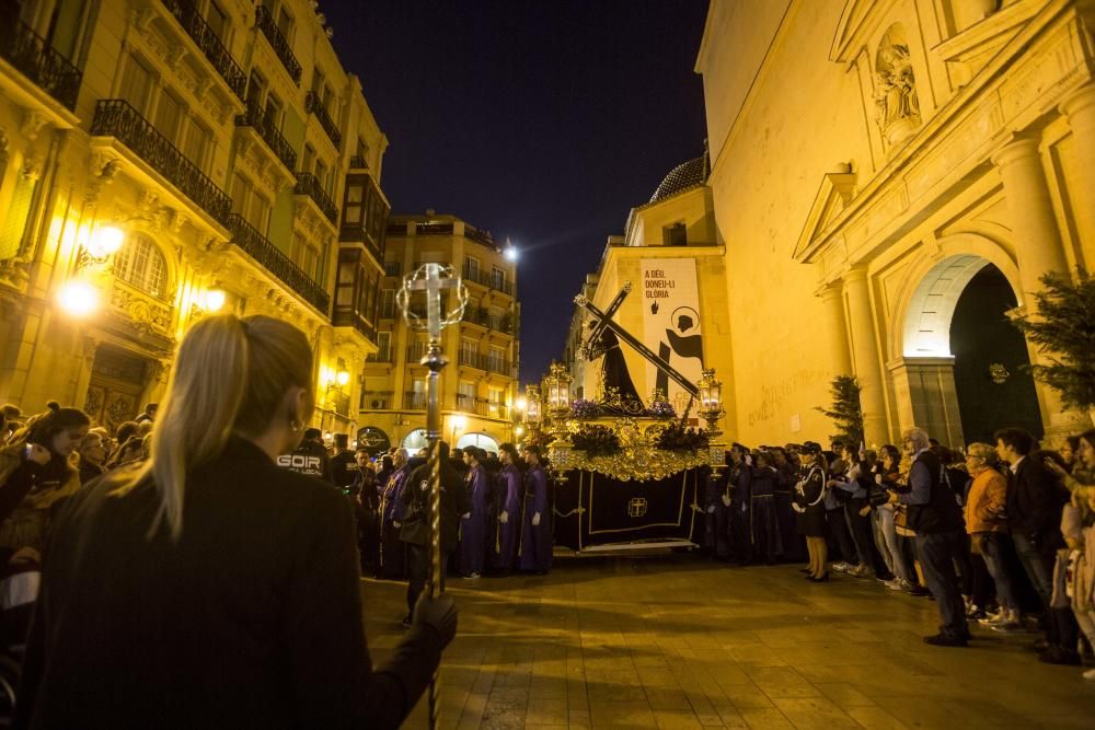 El Nazareno lució una nueva canastilla revestida de pan de oro y la parihuela de su trono original recién estrenada