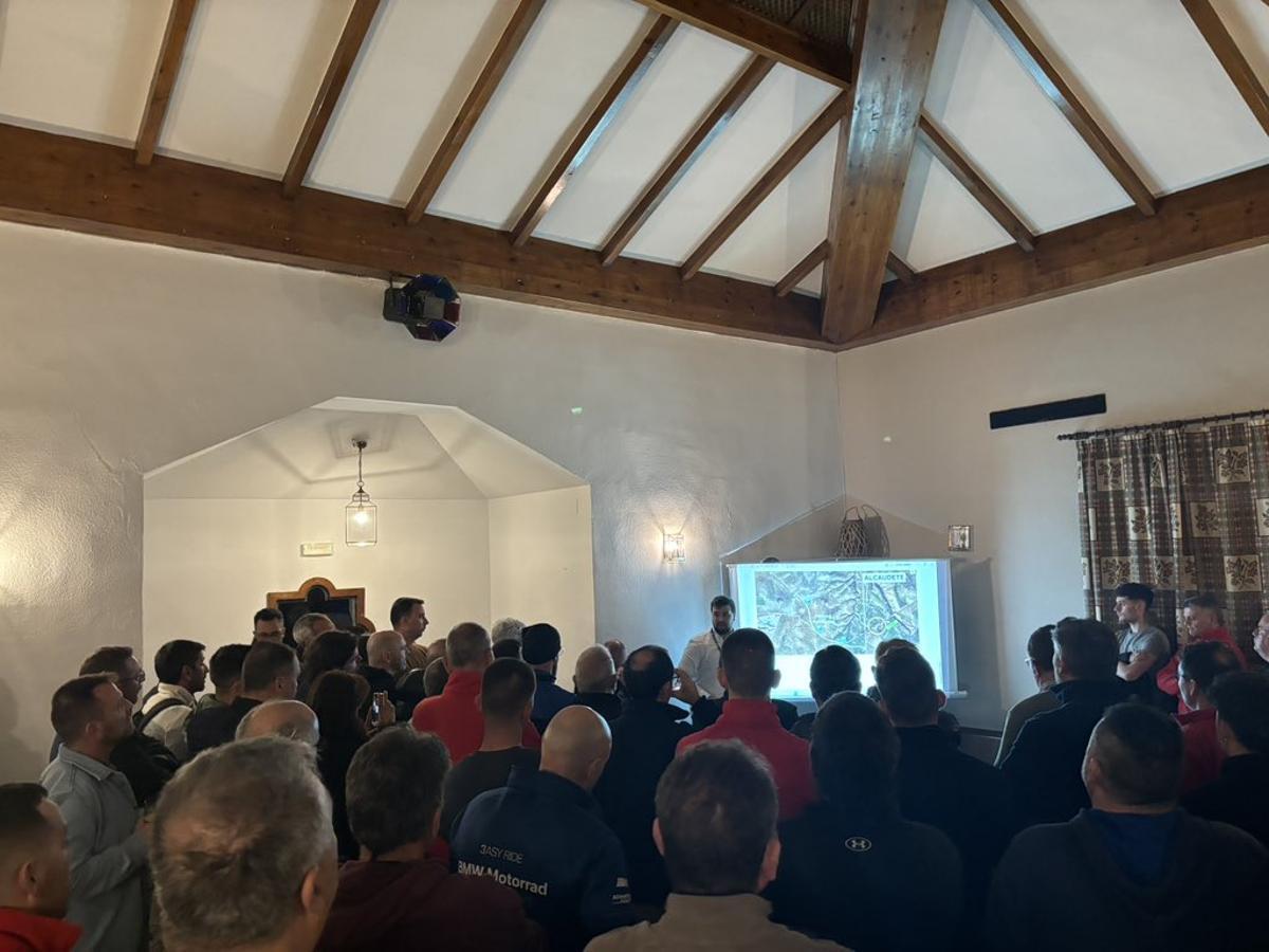 Reunión con los equipos para preparar la crono de este viernes