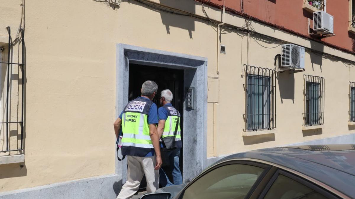 La Policía Nacional desaloja un bloque de pisos en Badajoz ante el riesgo de explosión