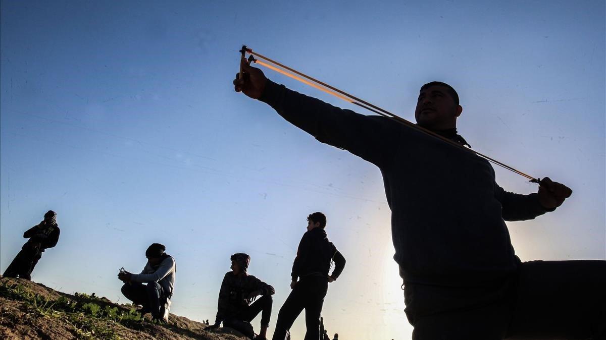 Un manifestante palestino con tirachinas durante los enfrentamientos tras una manifestación cerca de la frontera con Israel al este de la ciudad de Gaza.