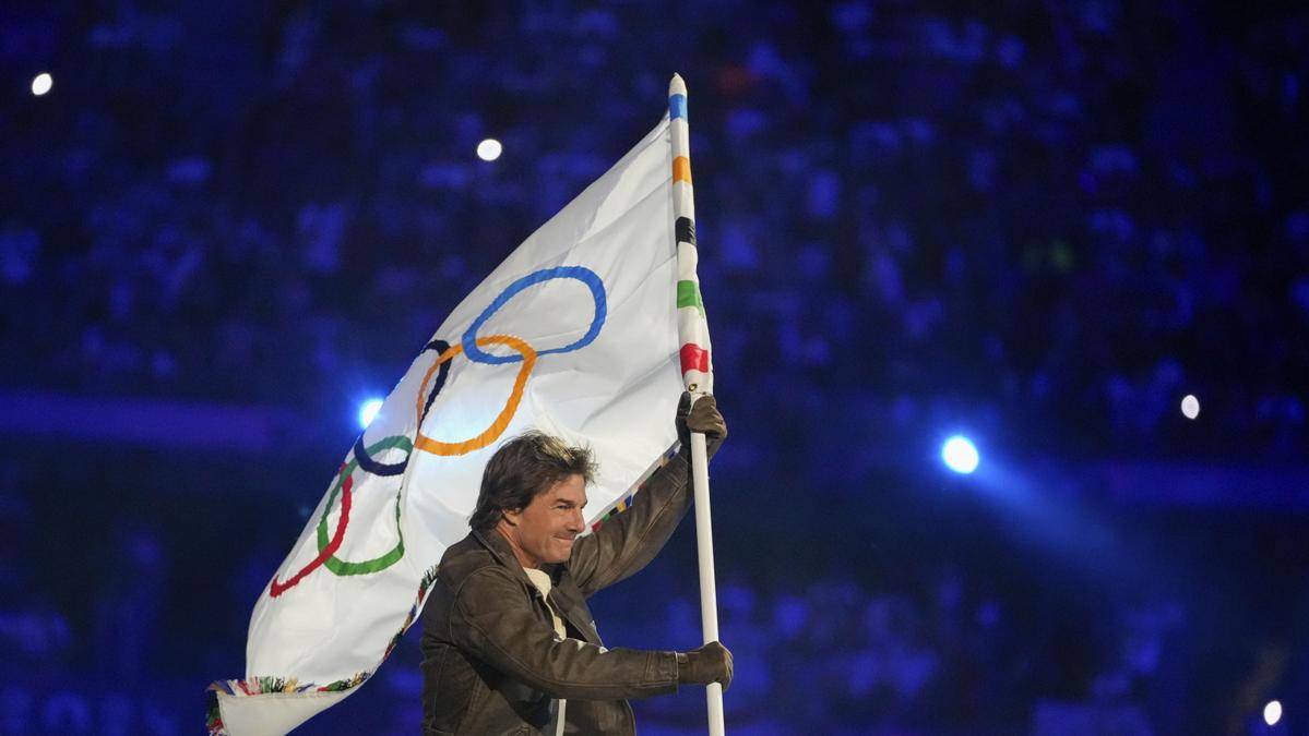 Tom Cruise lleva la bandera olímpica durante la ceremonia de clausura de los Juegos Olímpicos de verano de 2024 en el Stade de France.