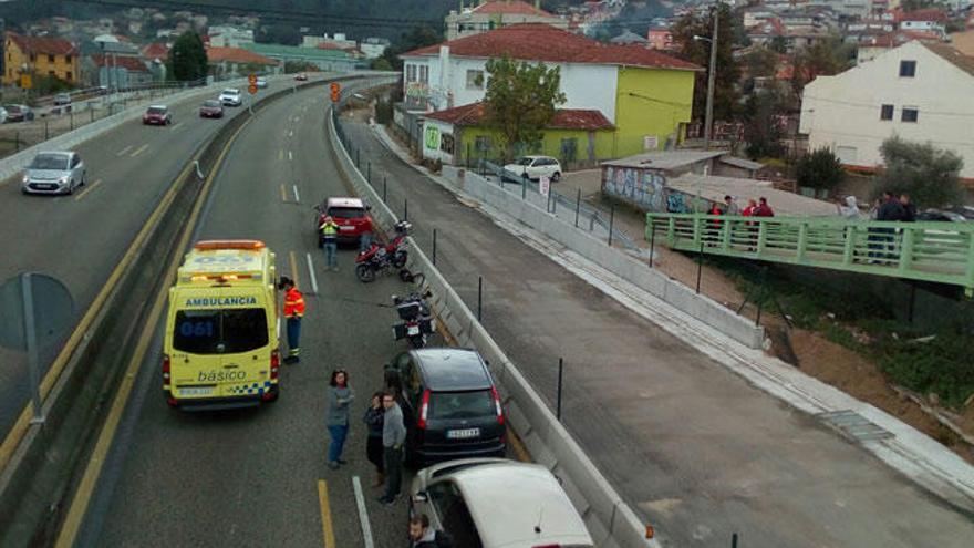 Un accidente entre un coche y una moto ocasiona retenciones kilométricas en la AP-9