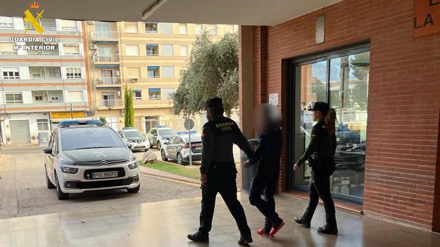 Detenido un ladrón reincidente por robar en un colegio de Benifaió