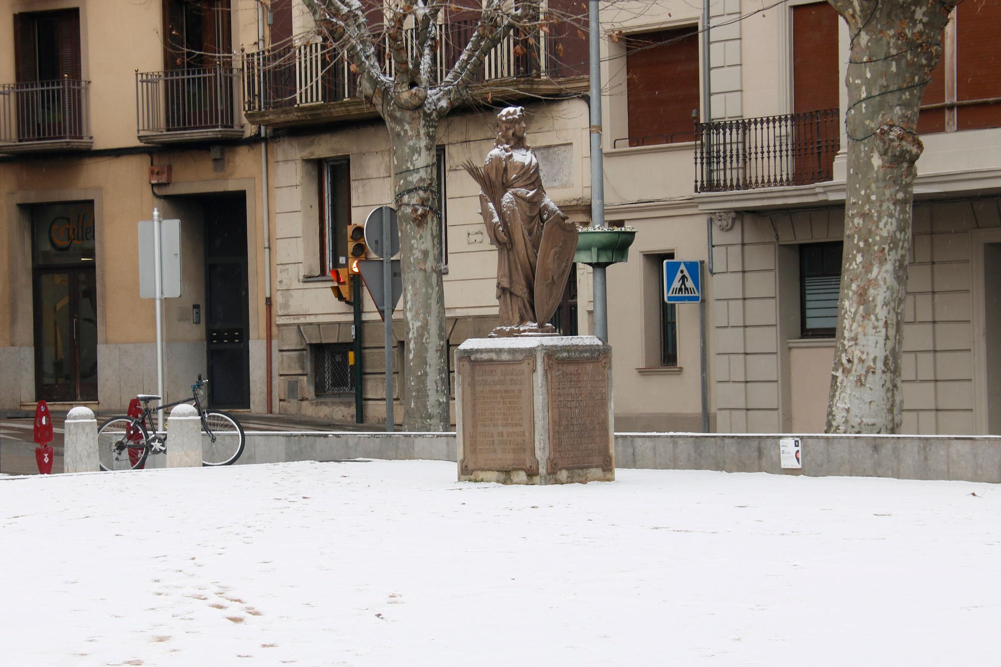 La neu enfarina diversos punts a cotes baixes de les comarques gironines