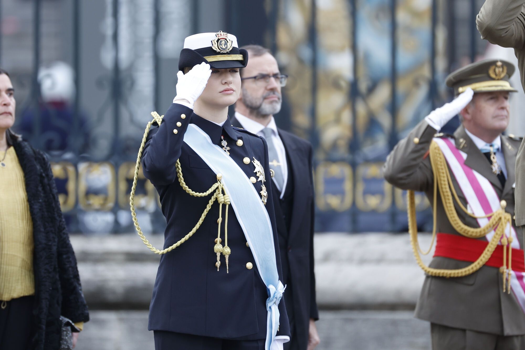 MADRID, 06/01/2025.- La princesa de Asturias, Leonor, saluda militarmente durante el acto castrense de la Pascua Militar este lunes en la Plaza de la Armería, frente al Palacio Real en Madrid. EFE/ JuanJo Martín