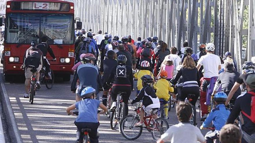 Un autobús urbano se detiene para que la marcha ciclista avance con normalidad.