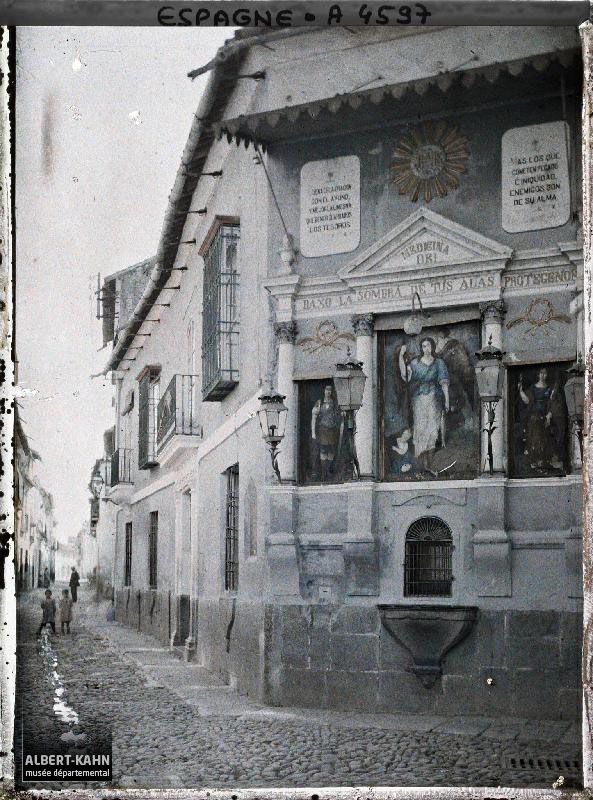 El retablo a San Rafael también en color en una fotografía de 1911.