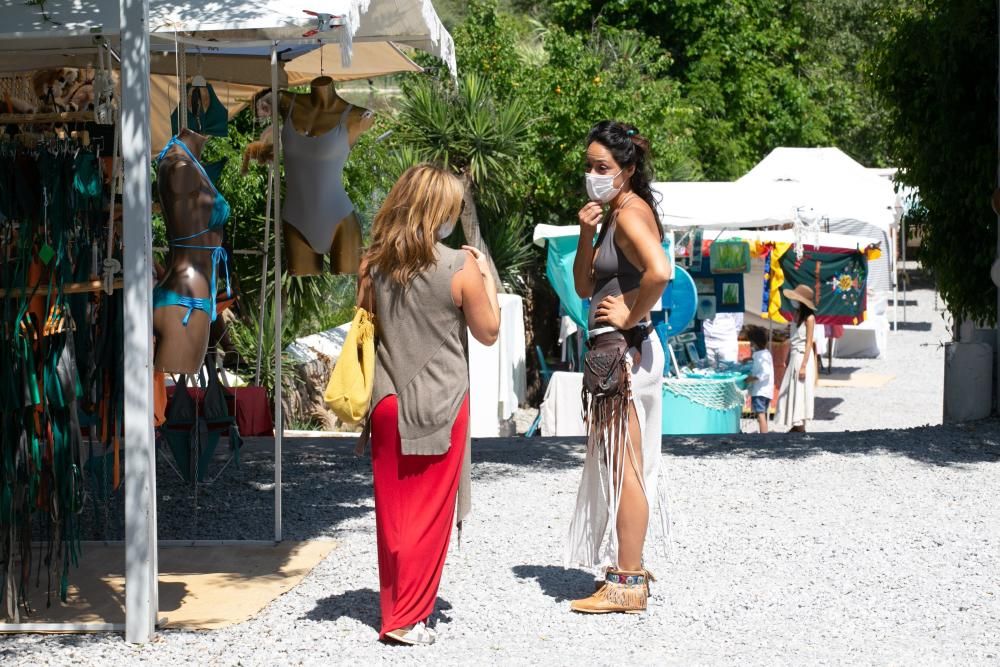 El popular mercadillo hippy de Sant Carles reabre sus puertas adaptado a todas las medidas sanitarias por el coronavirus