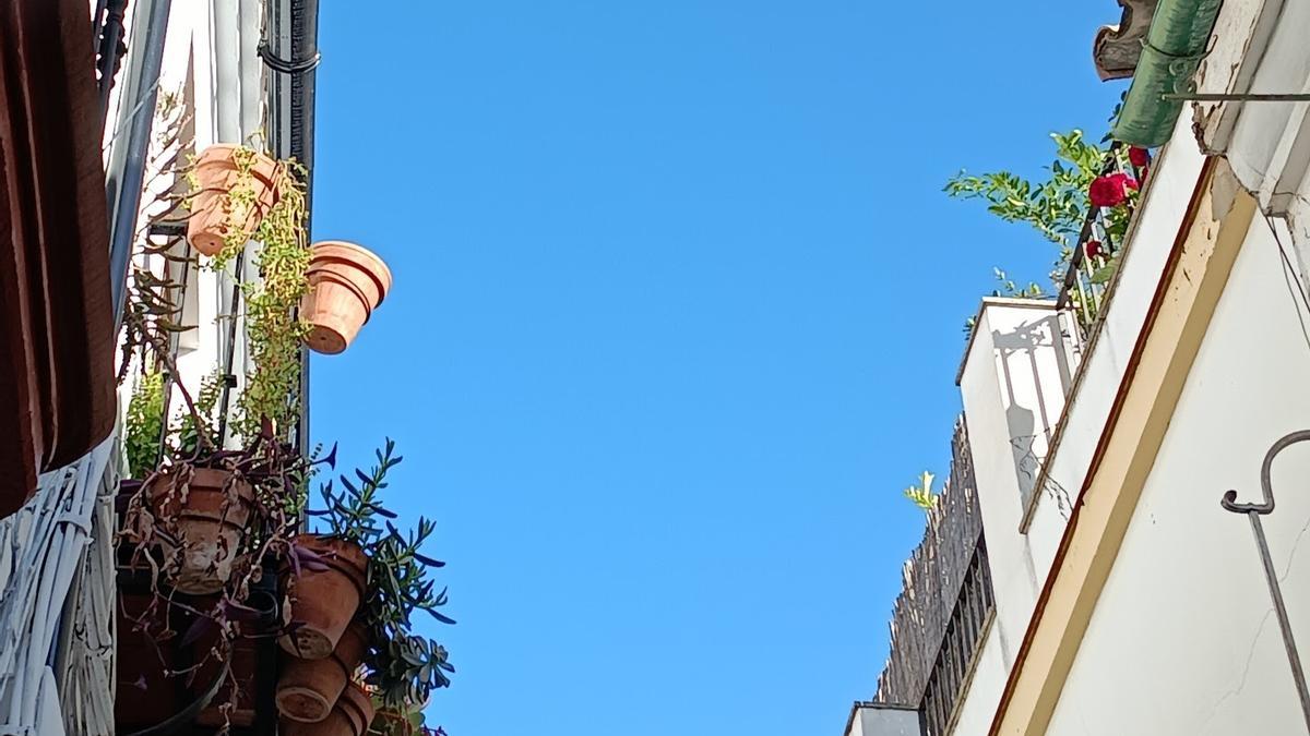 Cielo despejado en Córdoba en una vista desde el casco histórico de la ciudad.
