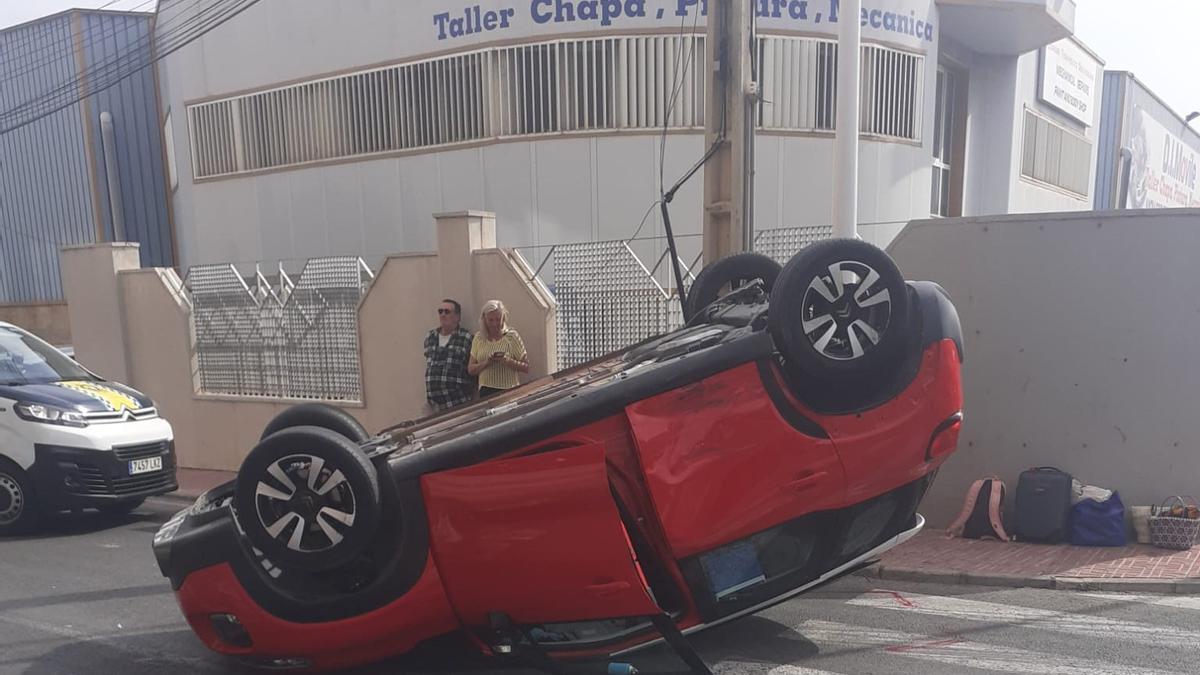 Coche accidentado en el casco urbano de Torrevieja a la altura de la ronda de Ricardo Lafuente con Rambla Juan Mateo