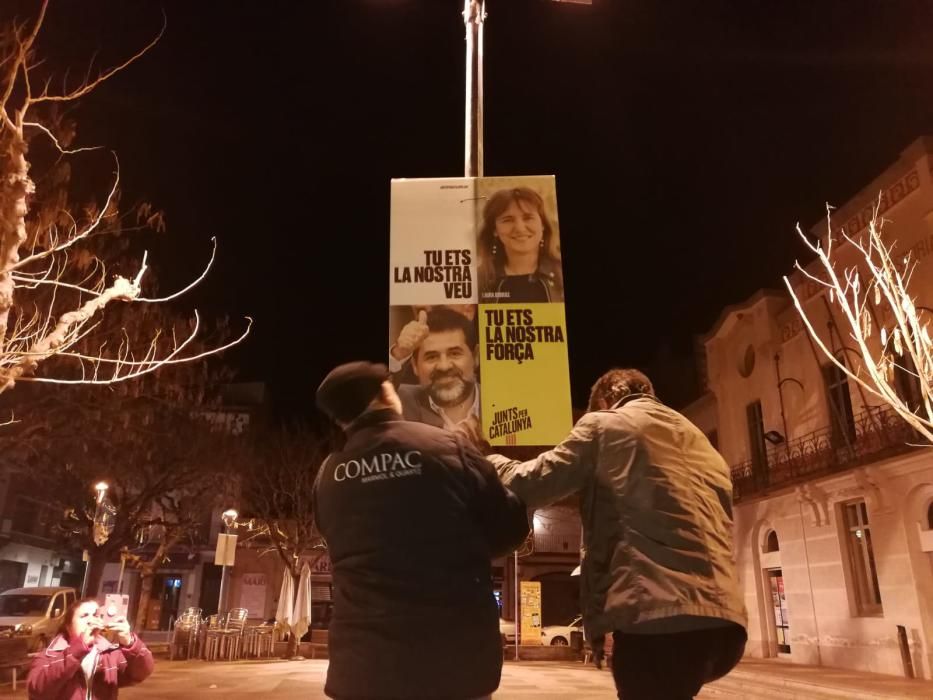 Penjada de cartells de Junts per Catalunya a Santp