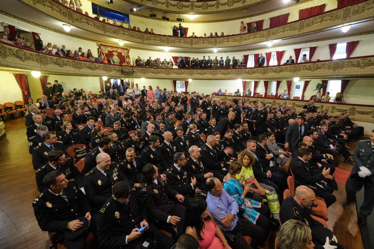 Acto Institucional de la Policía Nacional en el Teatro Guimerá