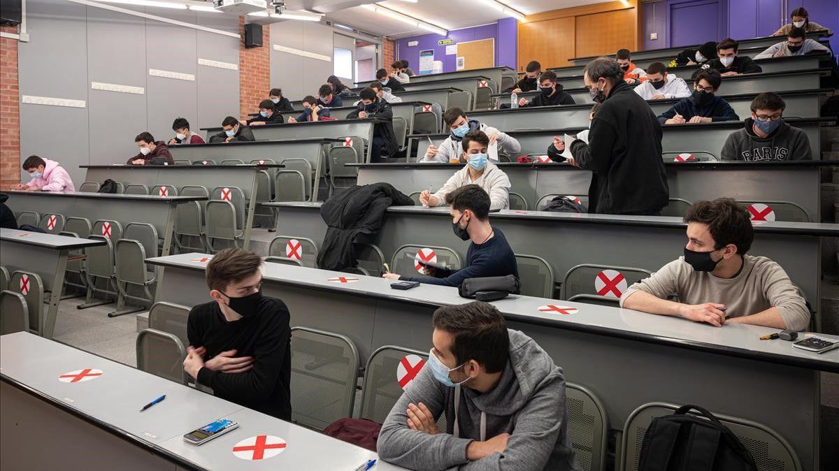 Estudiantes de Telecomunicaciones en la UPC se disponen a hacer un examen, el pasado enero.