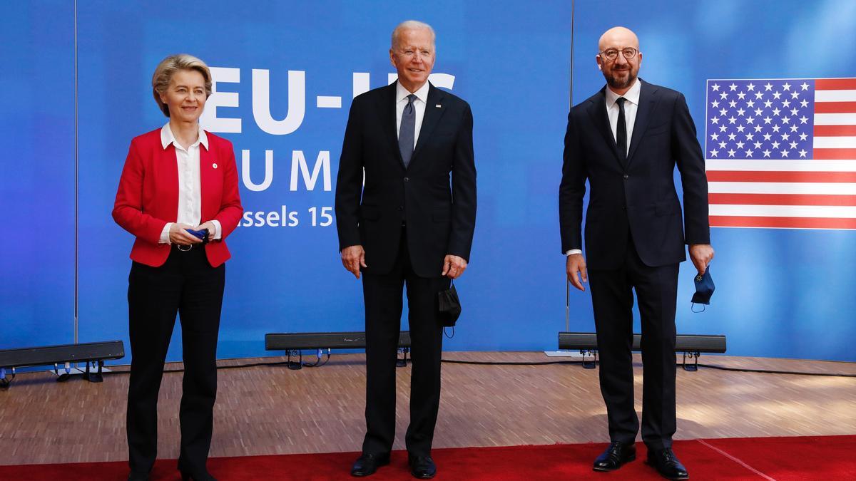 La presidenta de la Comissió Europea, Ursula Von der Leyen, el president dels Estats Units, Joe Biden, i el president del Consell Europeu, Charles Michel, en la cimera UE-EUA, en una imatge d&#039;arxiu