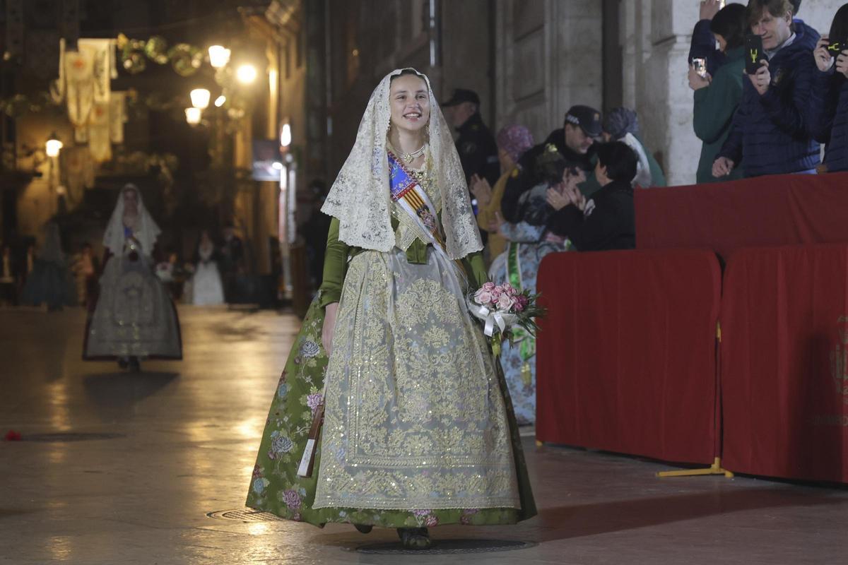 La emoción de Marta Mercader ante la Virgen cierra el primer día de la Ofrenda La emoción de Marta Mercader ante la Virgen cierra el primer día de la Ofrenda