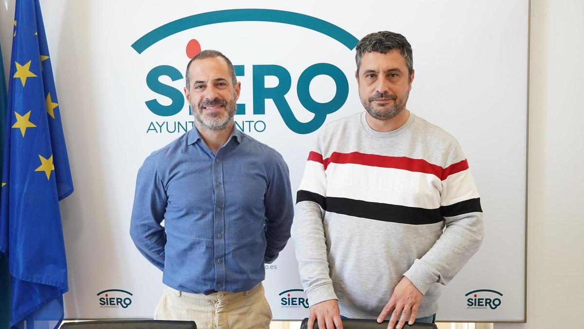 El alcalde, Ángel García, junto al concejal Javier Rodríguez Morán, este miércoles, en el Ayuntamiento.