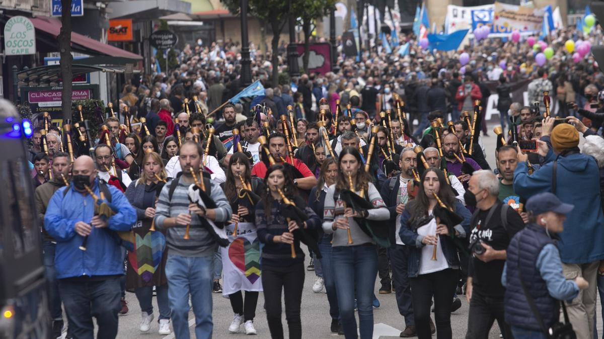 Los partidarios de la cooficialidad del asturiano se manifiestan en Oviedo