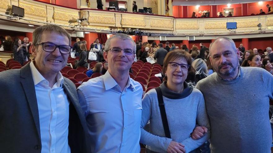 A la derecha, Francisco Javier Ruiz, del IES Luces, junto a representantes del resto de centros ganadores en otras categorías. | LNE