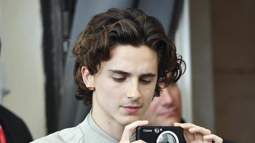 Timothée Chalamet y Lily-Rose Depp, ayer, en Venecia. // Efe