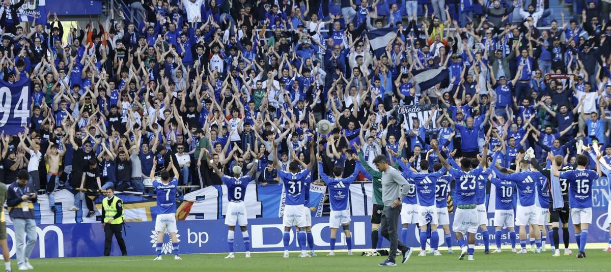Los jugadores celebran con la afición el triunfo ante el Levante, con Paunovic en primer término.   | MIKI LÓPEZ