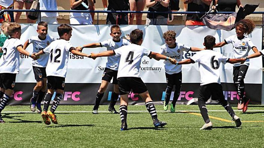 El Valencia U-8 celebra la victoria. | IIFFC