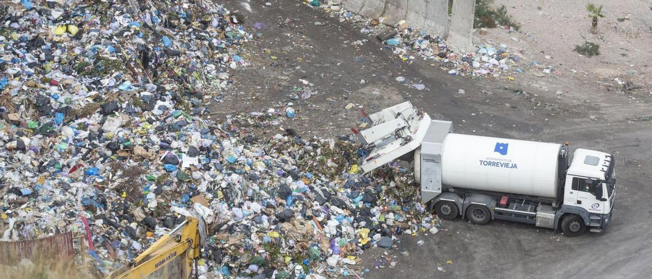 Imagen de un camión de basura de Torrevieja en la planta  de Piedra Negra en Xixona. | ÁLEX DOMÍNGUEZ