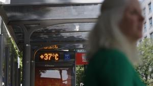 Vista del termómetro colocado en la marquesina de una parada de autobús en el centro de Madrid, el pasado día 11 de julio.