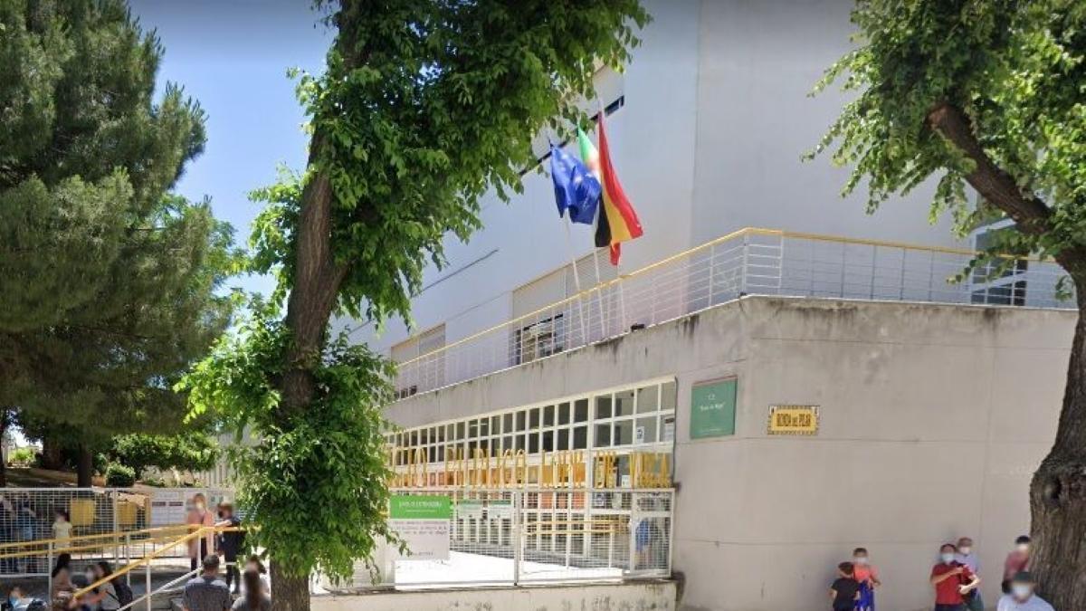 Imagen de archivo de la puerta de acceso del colegio Lope de Vega de Badajoz.