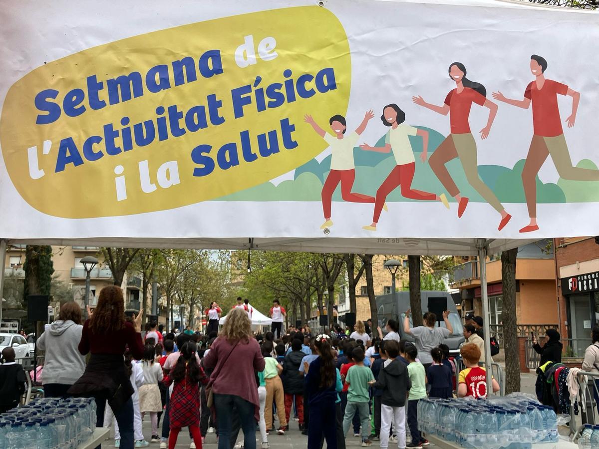 Participants a les Setmanes de l’Activitat Física i la Salut de Salt durant una de les activitats a l’aire lliure del programa.