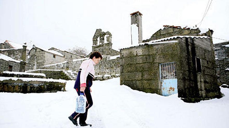 En Cualedro la nieve dibujó una bonita postal navideña, con los tejados y las calles completamente blancas.  // Daniel Atanes