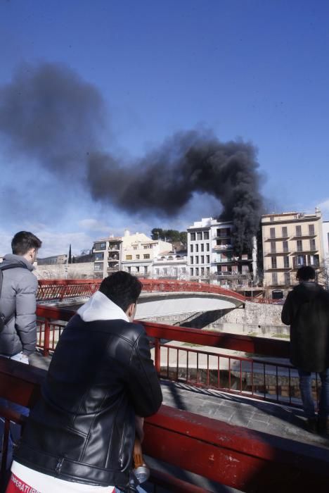 Incendi en un edifici del carrer del Carme de Girona.