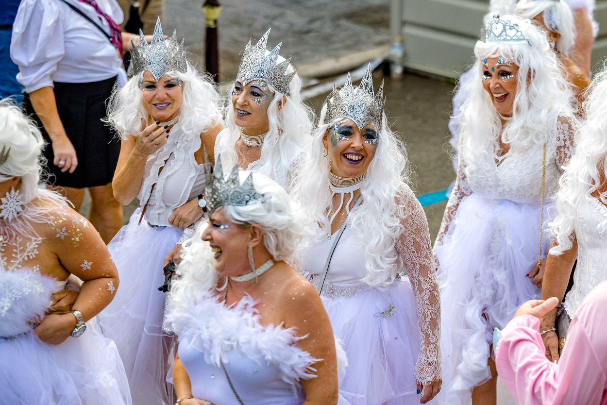 Los británicos desafían a la lluvia y celebran su "Fancy Dress Party" en Benidorm