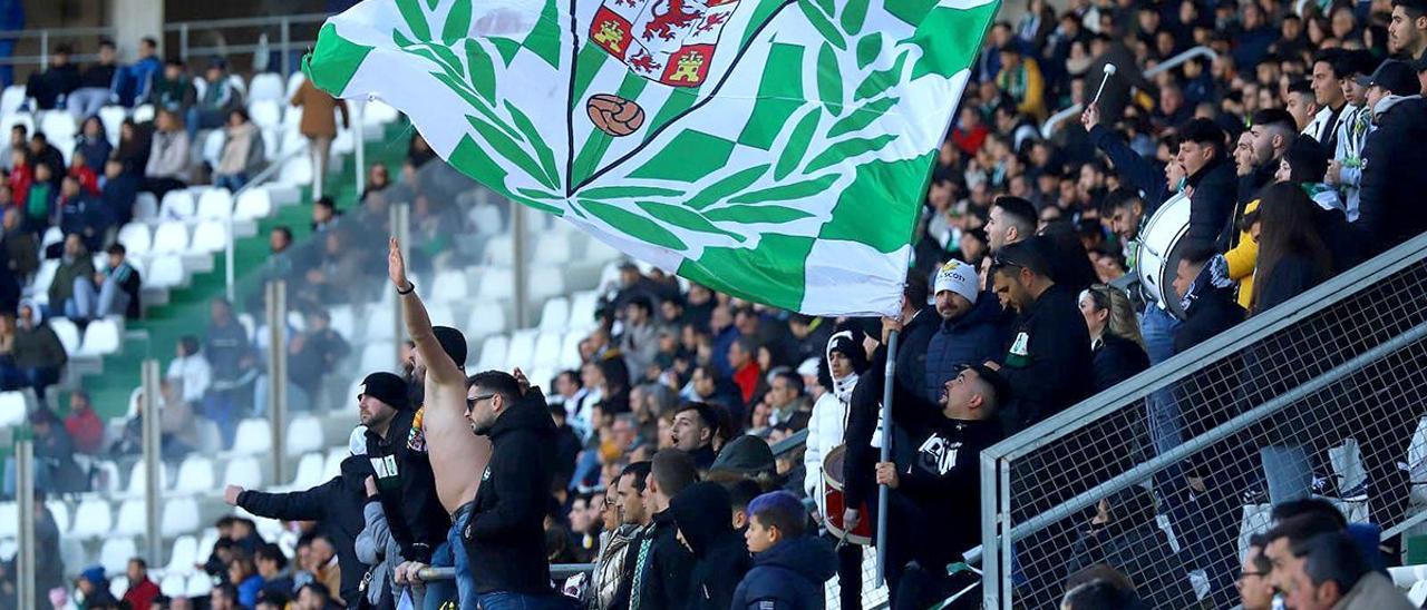 Una imagen del fondo sur de El Arcángel, lugar habitual de Brigadas Blanquiverdes, durante el encuentro del Córdoba CF ante el Celta B, el pasado domingo.