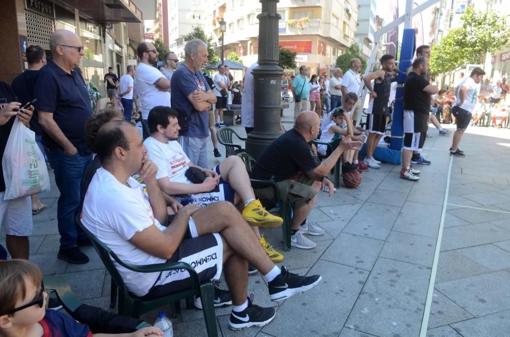 El baloncesto veterano sale a las calles de Vilagarcía. // Noé Parga